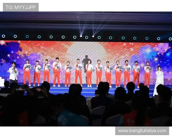 《从绿茵场到荣耀巅峰：探索足球运动员的成长与挑战之路》